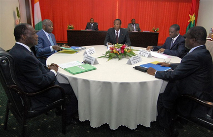 Le président burkinabè Blaise Compaoré (c), en compagnie du Premier ministre ivoirien Guillaume Soro (2ème d), de Henri Konan Bédié (d) leader du Parti démocrate ivoirien, de Alassane Ouattara (g)  leader du Rassemblement des républicains, et du président ivoirien Laurent Gbagbo, le 10 novembre 2008 à Ouagadougou.(Photo: AFP)