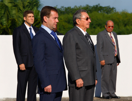 Dmitri Medvedev et le chef d'Etat cubain Raúl Castro, lors de l'arrivée du président russe à Cuba, le 28 novembre 2008. (Photo: Reuters)