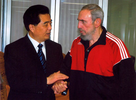 Le dirigeant chinois, Hu Jintao (à gauche), a été reçu par Fidel Castro dont les apparitions publiques deviennent de plus en plus rares depuis son opération fin juillet 2006.(Photo : Reuters)