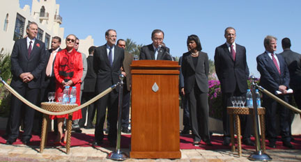 De gauche à droite : Tony Blair, Benita Ferrero-Waldner, Javier Solana, Ban Ki-moon, Condoleezza Rice, Sergei Lavrov et Bernard Kouchner, le 9 novembre 2008 à Charm el-Cheikh.( Photo : Reuters )