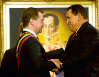 Le président russe Dmitri Medvedev (à gauche) et son homologue vénézuélien Hugo Chavez au Miraflores Palace de Caracas, le 26 novembre 2008.(Photo : Reuters)