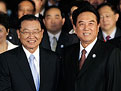 Le Chinois Chen Yunlin (d), responsable de l'Association pour les relations dans le détroit de Taiwan (ARATS) et son homologue taiwanais&nbsp;Chiang Chiang Pin-kung accompagnés de leurs épouses, ce lundi 03 novembre à Taipei.(Photo : Reuters)