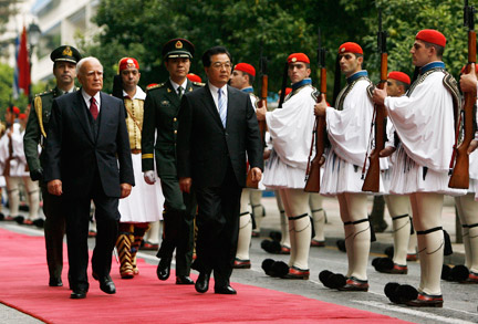 Le président chinois, Hu Jintao (c), et son homologue grec, Karolos Papoulias (g) inspectant la garde d'honneur à Athènes, le 24 novembre 2008.(Photo : Reuters)