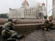 Assaut final des commandos indiens&nbsp;à l'hôtel Taj Mahal de Bombay.(Photo : Reuters)