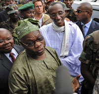 L'ancien président nigérian Olusegun Obansanjo (au premier plan) et le général rebelle Laurent Nkunda (à droite), le 29 novembre 2008.(Photo : Reuters)