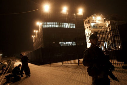 Des soldats de la KFOR, la force multinationale mise en oeuvre par l'OTAN au Kosovo, montent la garde devant les bureaux du Bureau civil international à Pristina, où une explosion a eu lieu le 14 novembre 2008.    (Photo : A. Nimani/AFP)