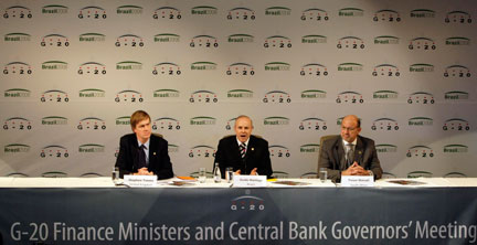 De gauche à droite : le ministre britannique des Finances Steve Timms, ses homologues brésilien Guido Mantega et sud-africain Trevor Manuel, le seul représentant africain, le 9 novembre à Sao Paulo.(Photo : Reuters)
