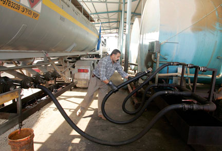 Israël a repris les livraisons de carburant à destination de l'unique centrale électrique de la bande de Gaza : Nahal Oz, le 11 novembre 2008.( Photo : Reuters )