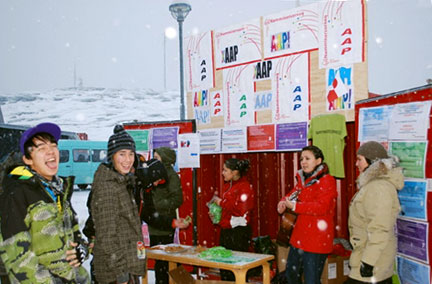 Des Groenlandais qui soutiennent le «&nbsp;oui&nbsp;» à Nuuk, la capitale, lors du référendum sur l’autonomie élargie.(Photo : AFP)