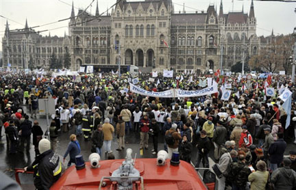 Plus de 10 000 employés du secteur public manifestent devant le Parlement, à Budapest, le 29 novembre 2008.(Photo : AFP)