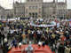 Plus de 10 000 employés du secteur public manifestent devant le Parlement, à Budapest, le 29 novembre 2008.(Photo : AFP)