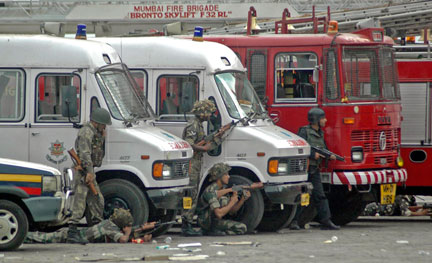 Les forces indiennes prennent position face à l'hôtel Taj Mahal de Bombay, le 28 novembre 2008.( Photo : Reuters )