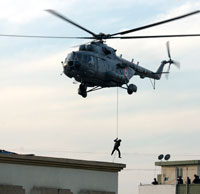 Des soldats des forces spéciales ont été largués par hélicoptère sur le Centre juif de Bombay.(Photo : Reuters)