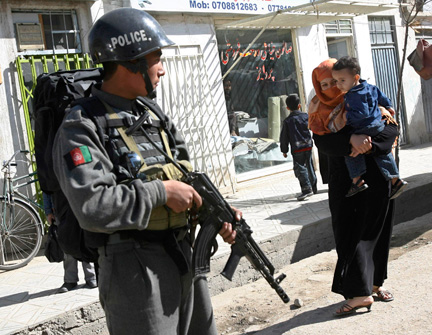 Un policier afghan, sur les lieux de l'enlèvement de l'humanitaire français ; Kaboul le 3 novembre 2008. (Photo : Reuters)