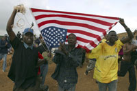 Les Kényans portent le drapeau américain pour célébrer la victoire de Barack Obama et soutenir le nouveau président des Etats-Unis d'Amérique, le 5&nbsp;novembre 2008.(Photo : Reuters)