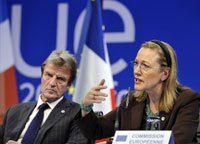 Bernard Kouchner, ministre français des Affaires étrangères,  et Benita Ferrero-Waldner, commissaire en charge des Relations extérieures, à la conférence ministérielle de l'UPM, à Marseille.(Photo : AFP)
