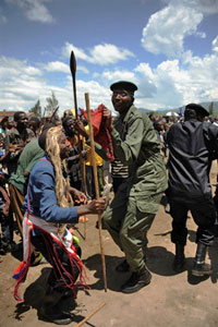 Le jeune frère de Laurent Nkunda, le capitaine Seco, danse dans le stade de Rutshuru, le 1er novembre 2008.( Photo : AFP )