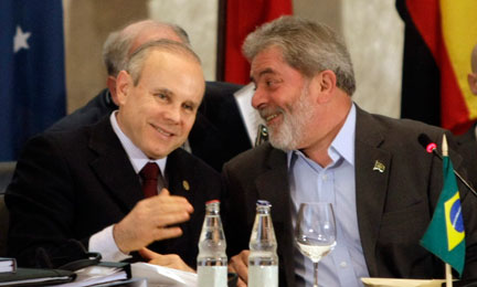 Le président brésilien Luiz Inacio Lula da Silva, à droite, discute avec Guido Mantega, ministre des Finances, le 8 novembre 2008.
( Photo : Reuters )