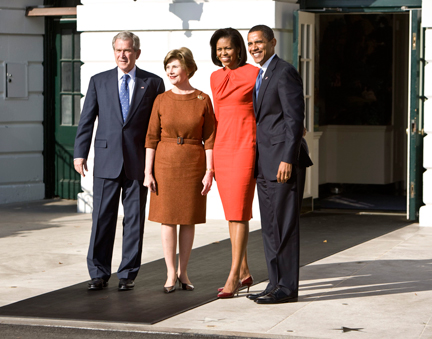 George Bush et Laura Bush accueillent le nouveau président élu Barack Obama et son épouse Michelle Obama, à la Maison Blanche, le 10 novembre 2008.(Photo: Reuters)