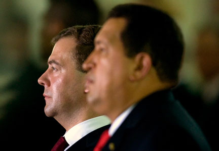 Le président russe Dmitri Medvedev (g) et son homologue vénézuélien Hugo Chavez au palais de Miraflores, à Caracas, le 26 novembre 2008.(Photo : Reuters)