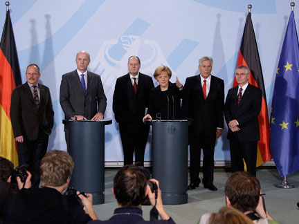 La chancelière allemande, Angela Merkel, et les dirigeants d'Opel, lors d'une conférence de presse à Berlin, lundi 17 novembre 2008.(Photo : Hannibal Hanschke/Reuters)