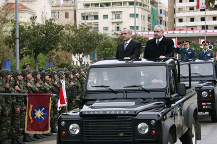 Le président libanais Michel Sleiman (G) et le ministre de la Défense Elias Al-Murr (D) lors de la parade militaire du 65e anniversaire de l'indépendance du Liban, à Beyrouth le 22 novembre 2008.(Photo : Reuters)
