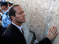 Le nouveau maire de Jérusalem, Nir Barkat, devant le Mur des lamentations, mardi 11 novembre 2008.