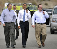 Barack Obama pendant la campagne présidentielle, le 17 septembre 2008, entouré de son conseiller en stratégie David Axelrod (g) , et de Robert Gibbs (d), directeur de la communication.(Photo : AFP)