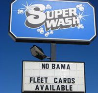 « Non à Obama », proclame une pancarte devant une boutique de lavage de voitures. Depuis son élection, les incidents racistes aux Etats-Unis sont en hausse.(Photo : Sylvain Biville/RFI)