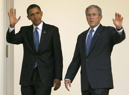 Le futur locataire de la Maison Blanche, Barack Obama (g) et le président sortant, George Bush.(Photos : AFP - Reuters/Montage : Rfi)