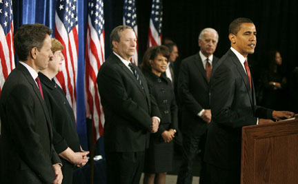 Le président élu des Etats-Unis Barack Obama (d) présente son équipe économique aux journalistes le 24 novembre à Chicago.(Photo : Reuters)