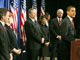 Le président élu des Etats-Unis Barack Obama (d) présente son équipe économique aux journalistes le 24 novembre à Chicago.(Photo : Reuters)