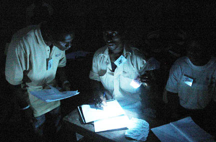 Les observateurs des partis politiques recomptent les voix de chaque liste à la lumière des lampes-torches, à Bissau, dimanche 16 novembre 2008.(Photo : L. Correau/ Rfi)