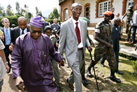 Le représentant de l'ONU, Olusegun Obasanjo (G) et le chef des rebelles congolais Laurent Nkunda, marchant main dans la main lors de leur rencontre à Jomba, le 16 novembre 2008.(Photo : Reuters)