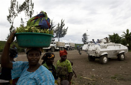 Les convois humanitaires de l'ONU continuent d'arriver à Rutshuru, lundi 03 novembre 2008.(Photo : AFP)