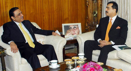 Le président pakistanais Asif Ali Zardari (à gauche) et son Premier ministre Yousuf Raza, le 28 novembre 2008.( Photo : AFP )