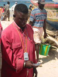 Le téléphone mobile : un outil pratique pour les pêcheurs.(Photo: Manobi)