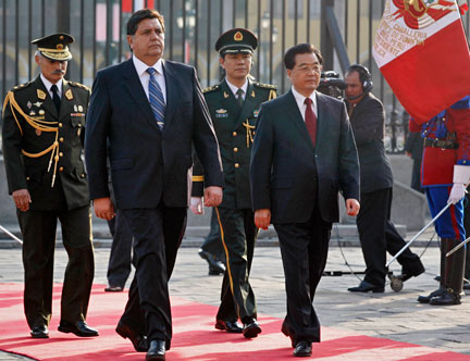Le chef de l'Etat chinois Hu Jintao (à droite) accompagné d'Alan Garcia, son homologue péruvien, le 19 novembre 2008.( Photo : Mariana Bazo / Reuters )