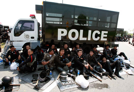 La police, aux abords de l'aéroport de Suvarnabhumi, attend les ordres du nouveau chef de la police, à Bangkok, le 29 novembre 2008.(Photo : Reuters)