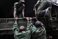 Des soldats de l'armée congolaise arrêtés pour avoir participé à des pillages dans l'est du pays.(Photo : AFP)