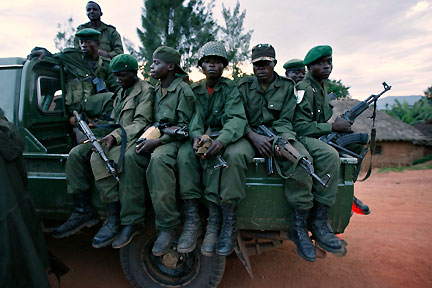 Les troupes gouvernementales dans la ville de Kanyabayonga, le 17 novembre 2008.( Photo : Reuters )