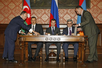 Les présidents azerbaïdjanais Aliev (g) et arménien Sarkissian (d) ont signé une déclaration commune avec Dimitri Medvedev (c) pour un règlement politique du conflit au Nagorny-Karabakh, le 2 novembre, à Moscou.(Photo : AFP)