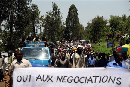 Des habitants de Rutshuru demandent l'ouverture des négociations entre le gouvernement congolais et les rebelles du CNDP, qui ont pris le contrôle de la ville quatre jours plus tôt.(Photo : AFP)