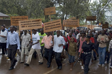Des manifestants se sont rassemblés, les 10 et 11/11, devant les locaux de la radio allemande Deutsche Welle, près de Kigali. Sur les pancartes : « <em>Nous protestons contre les intentions de la justice internationale ! </em>».(Photo : AFP)