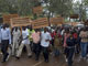 De nombreux manifestants se sont rassemblés, les 10 et 11 novembre 2008, devant la Deutsche Welle, près de Kigali. Sur leurs pancartes, des slogans dont : « <em>Nous protestons contre les intentions individuelles de la justice internationale ! </em>»(Photo : AFP)