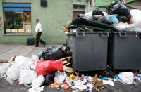 La population fait les frais de la grève des fonctionnaires. A Santiago, le ramassage des ordures n'est pas effectué.(Photo : Reuters)