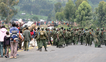 Des soldats gouvernementaux marchent dans la rue principale de la ville Kibati, en RD Congo, le 7 novembre 2008.   (Photo : Reuters)