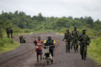 <span>Un groupe de soldats de l’armée congolaise se dirigeant vers Goma, le 13&nbsp;novembre 2008.</span>(Photo : AFP)