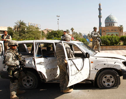 Des soldats américains sécurisent le site d'un attentat à la bombe, dans le centre de Bagdad, le 26 novembre 2008.(Photo : Reuters)