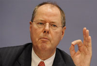 Le ministre allemand des Finances Peer Steinbrüeck face à la presse à Berlin le 5 novembre 2008.(Photo : AFP)